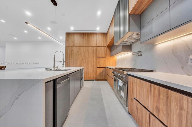 Building Photo - 6401 SW 84th St
