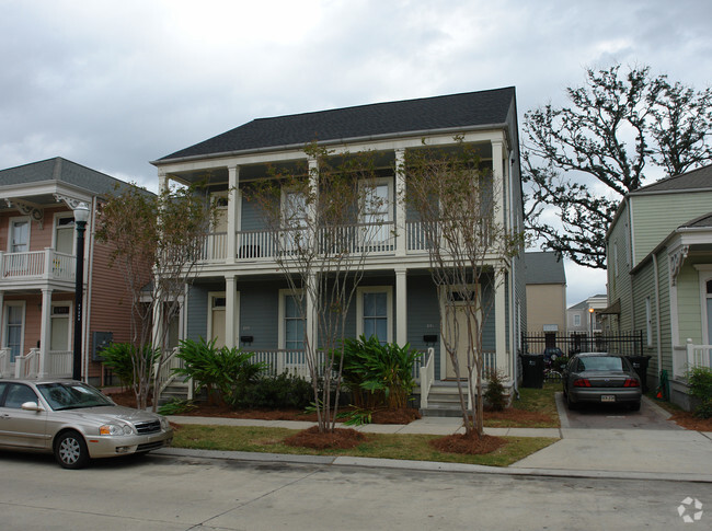 Building Photo - 843 Adele Dr
