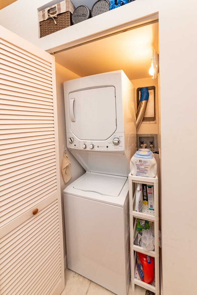 Building Photo - 2545 S Dearborn St