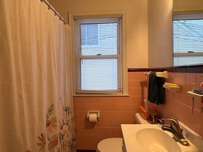 Building Photo - 1521-1525 Oxford St North