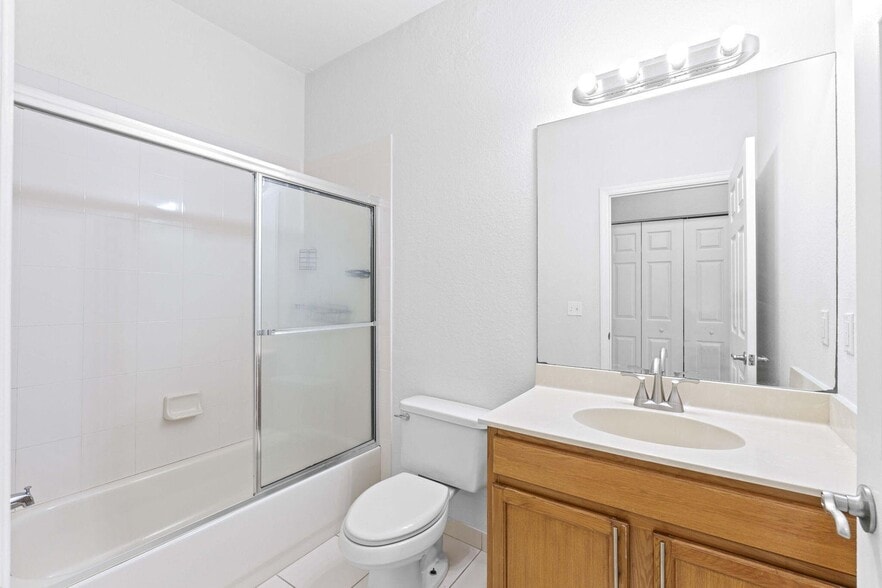 Building Photo - 1002 Pipers Cay Dr