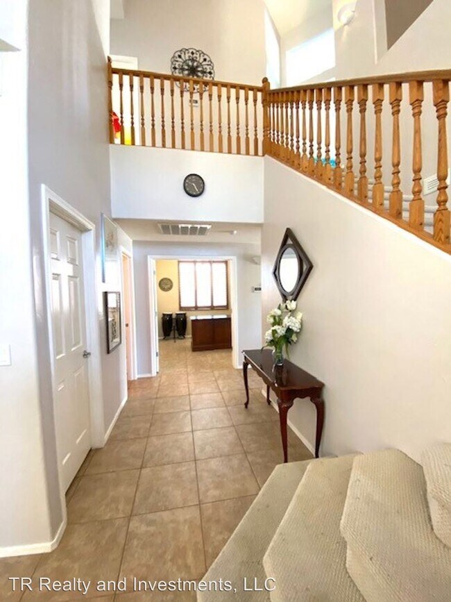 Building Photo - 5 br, 3 bath House - 372 Camino De las Casita