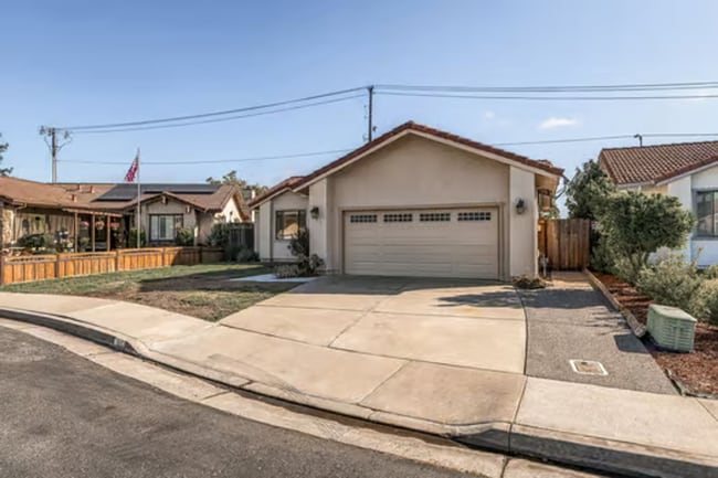 Building Photo - 161 Bender Cir