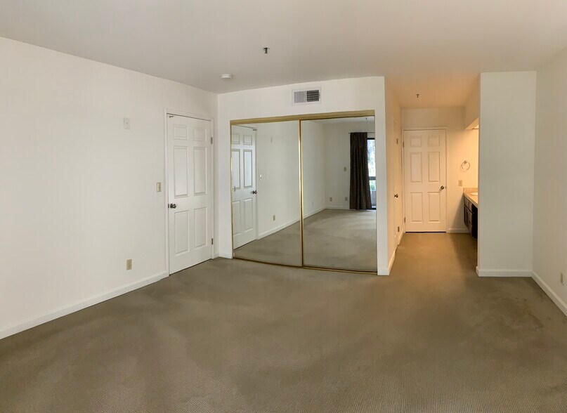 Building Photo - 5765 Friars Rd