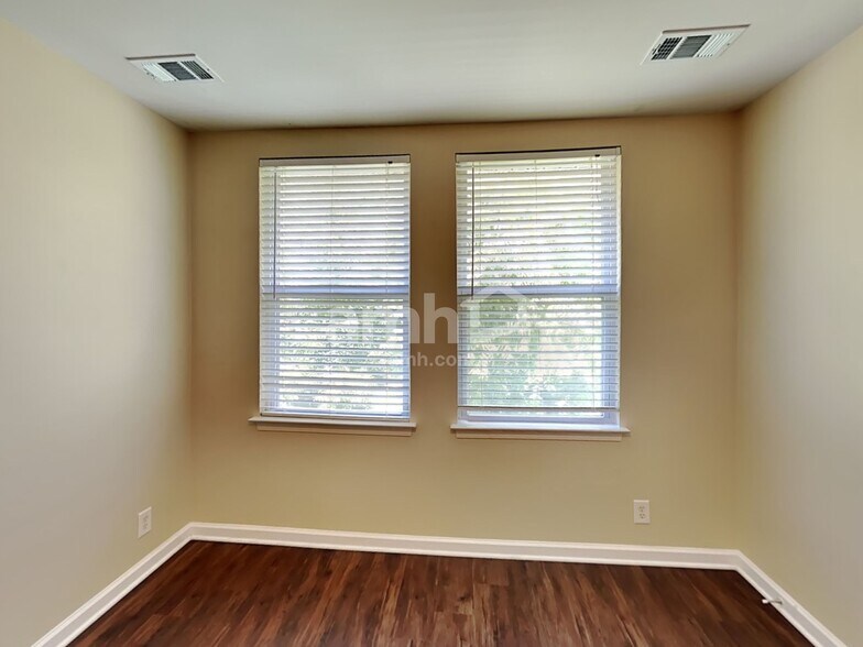 Building Photo - 1213 Travelers Pl