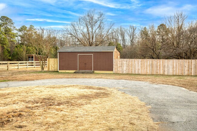 Building Photo - Remodeled 5 Bedrooms, 3 Full Baths