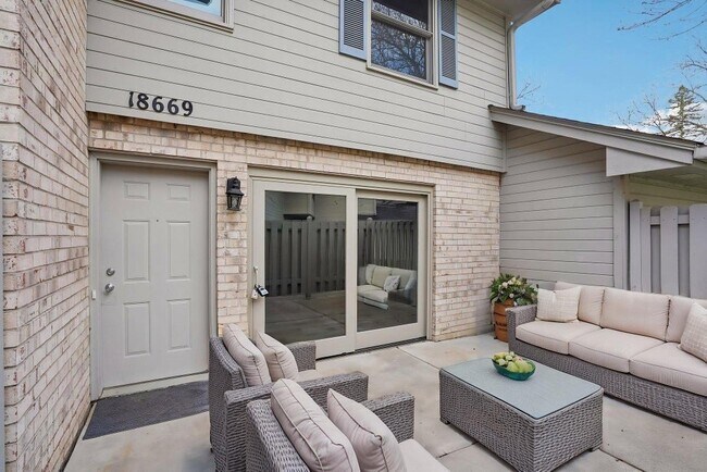 Building Photo - 18669 Clear View Ct