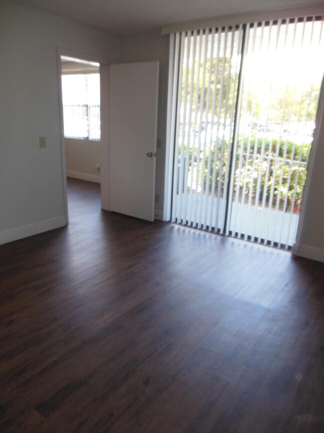 Building Photo - 714 Executive Center Dr