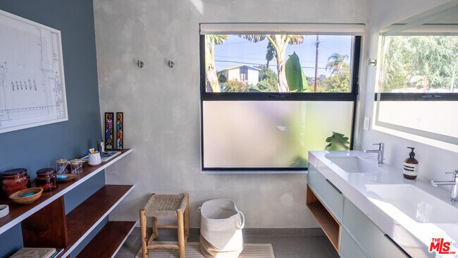 Building Photo - 2811 Waverly Dr