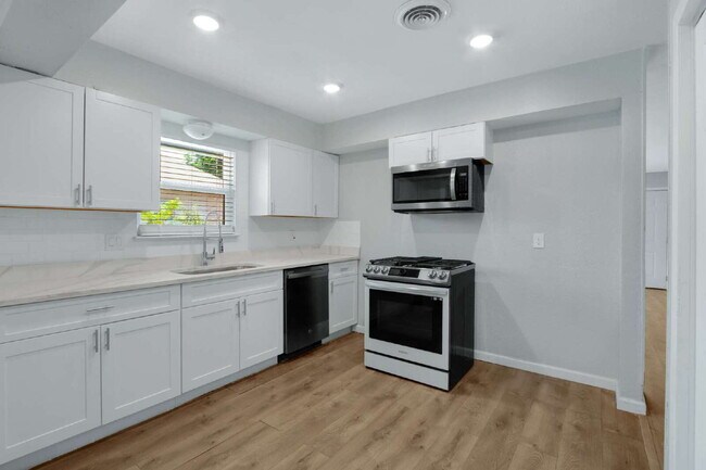 Building Photo - Charming and Spacious 4 Bedroom Home with ...