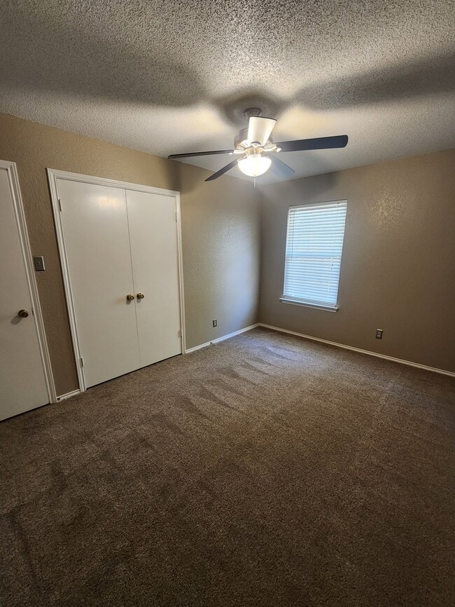 Building Photo - 3 bed 2 bath 2 car garage, move in ready!