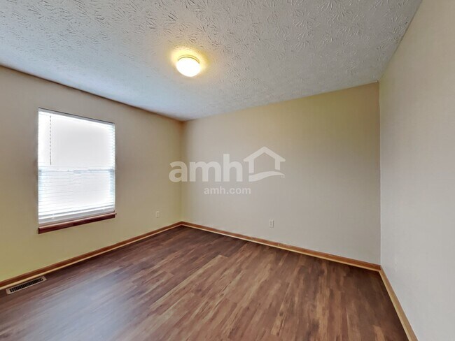 Building Photo - 998 Canary Creek Dr