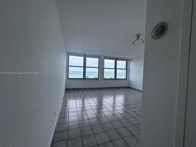 Building Photo - 2899 Collins Ave