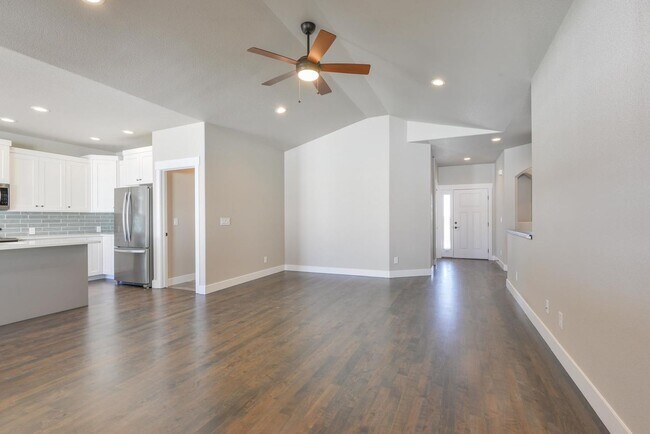 Building Photo - Beautiful 3 Bedroom, 2.5 Bath Ranch in Berthoud!