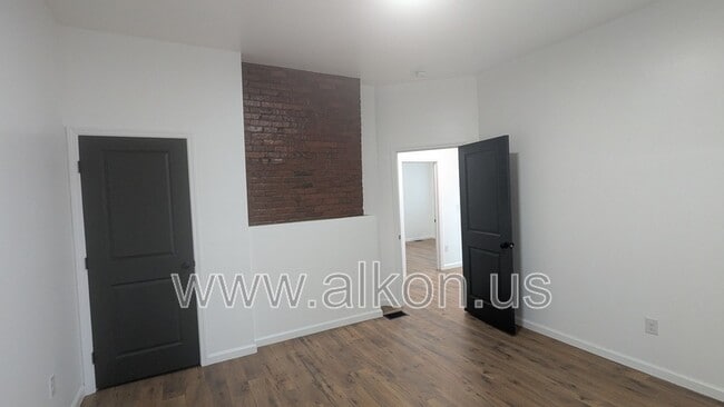 Building Photo - 566 Greenfield Ave