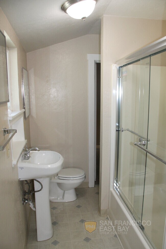 Building Photo - Captivating 2bd/1ba House with Garage/Work...