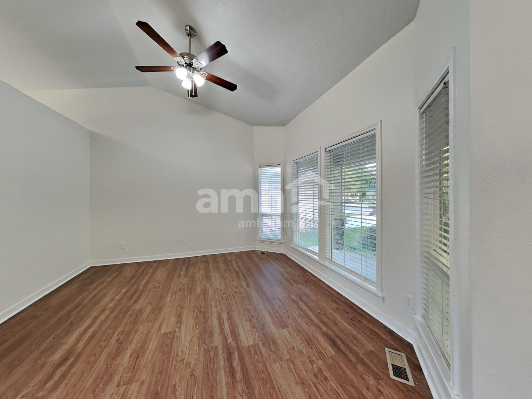 Building Photo - 1315 W Verbena Dr