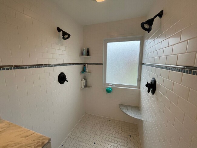 Building Photo - 3-bed, 2-bath GIANT townhouse + GARAGE, BA...