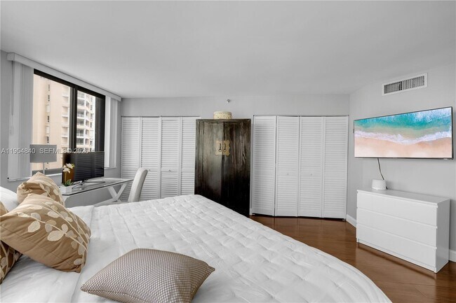 Building Photo - 540 Brickell Key Dr