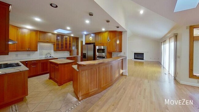 Building Photo - 2323 Ridgefield Dr