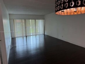 Building Photo - 140 Lakeview Dr