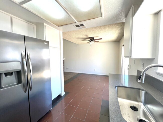 Building Photo - Charming Single story 3bed /2 bath newly renovated home