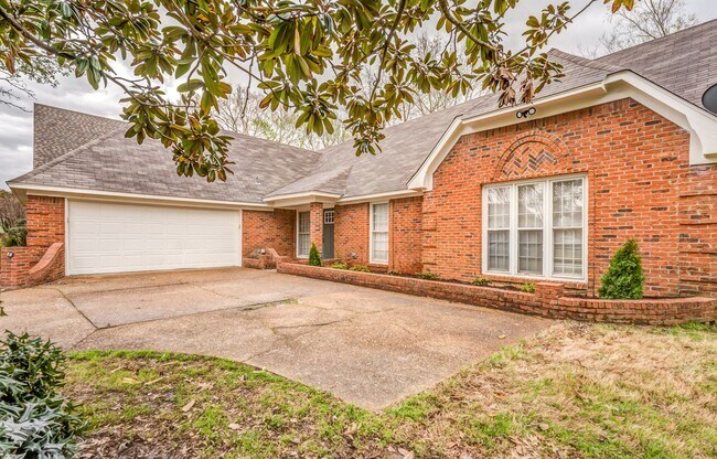 Building Photo - Style, Space, and Convenience in the Heart...