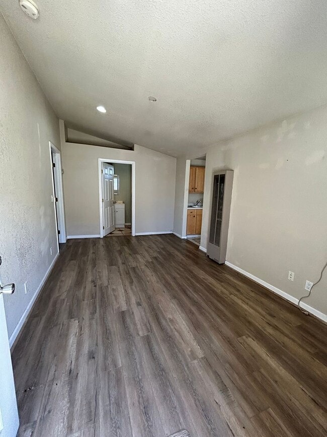 Building Photo - 1bed/1bath Available Now!