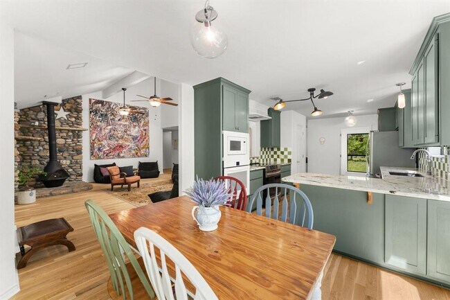 Building Photo - 121 Spur 191