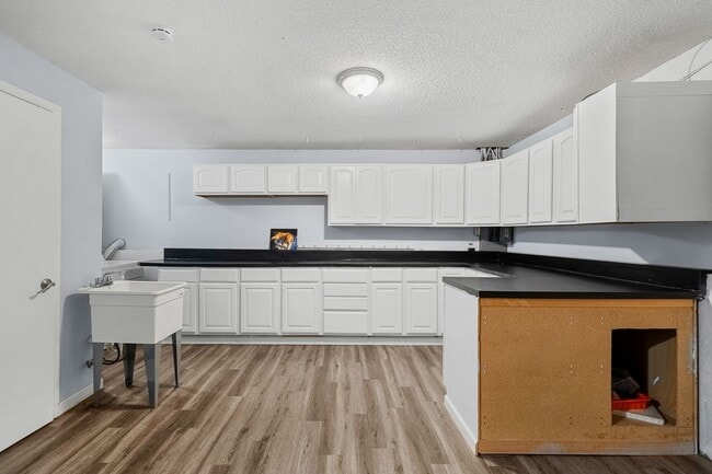 Building Photo - Large Home on Almost 2 Acres!