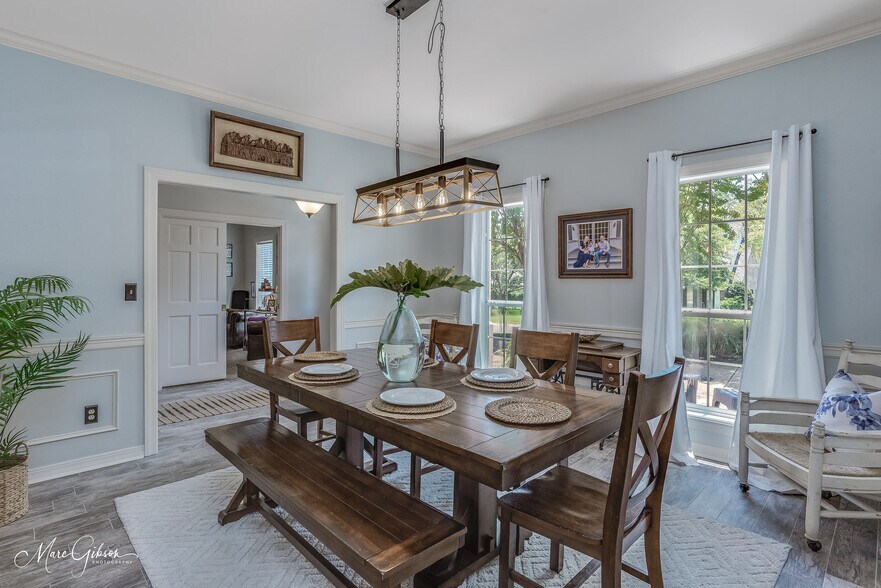 Building Photo - 1260 Capilano Dr