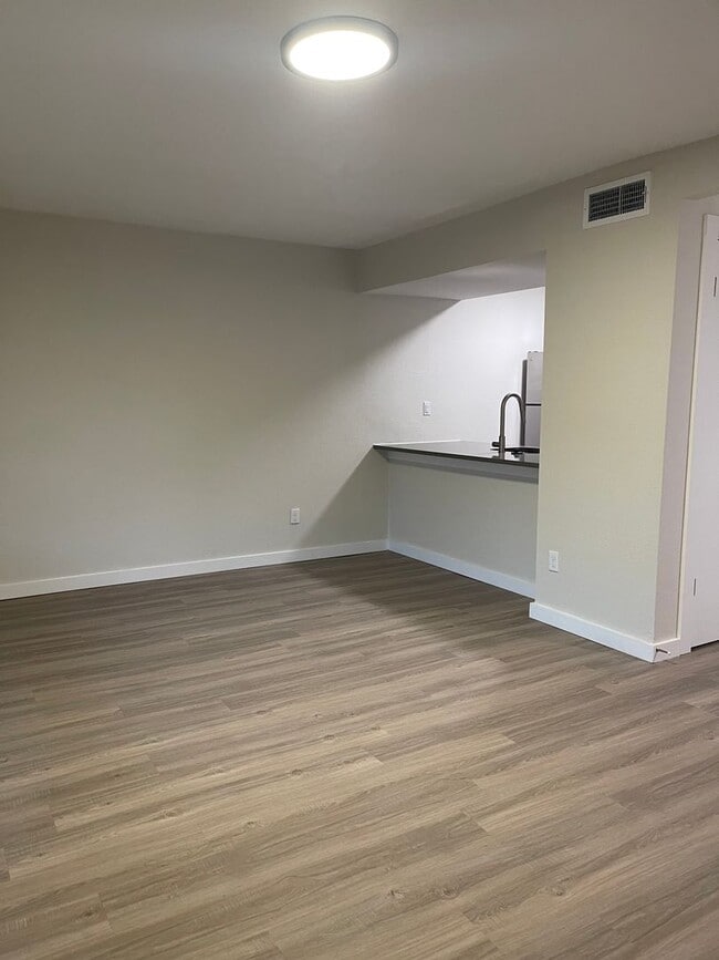 Interior Photo - Kensington Court