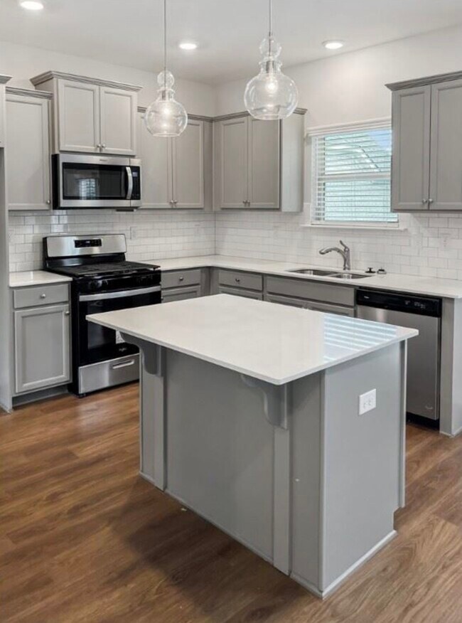 Building Photo - 2115 Teale Ln