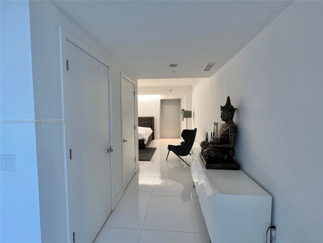 Building Photo - 1010 Brickell Ave