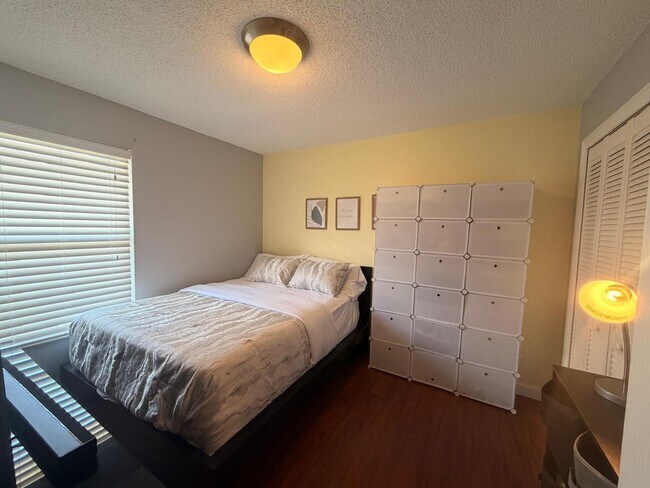 Building Photo - 1902 SW Aladdin St