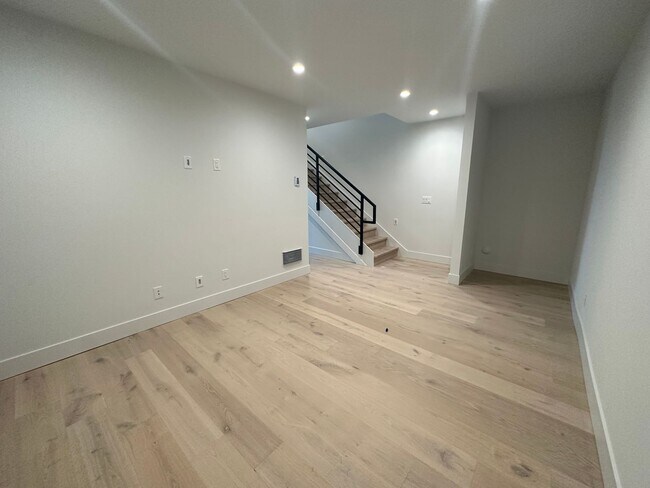 Building Photo - Stunning Queen Anne Home - Incredible Views! Available 10/1/2026!