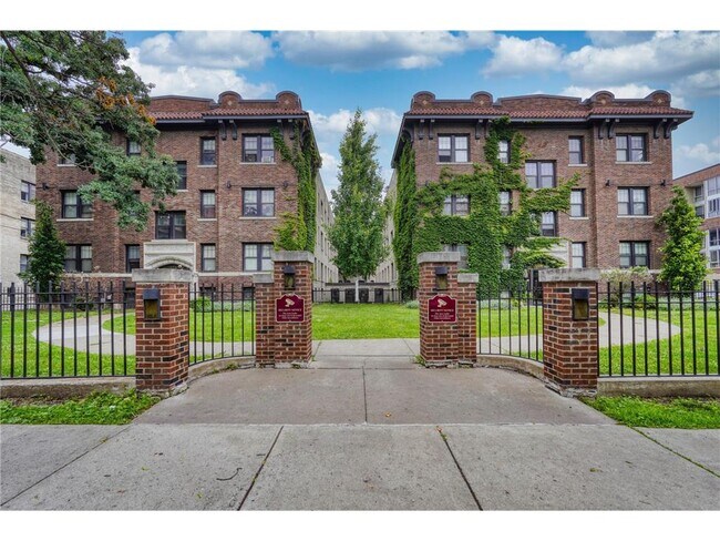 Building Photo - 214 E 19th St