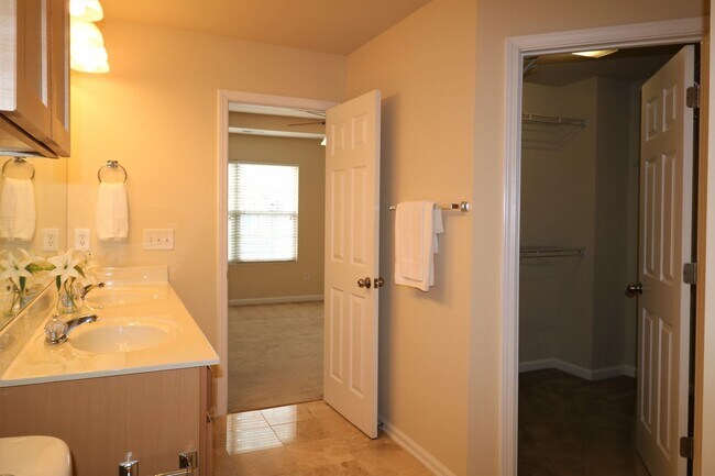 Building Photo - 982 Silver Leaf Dr