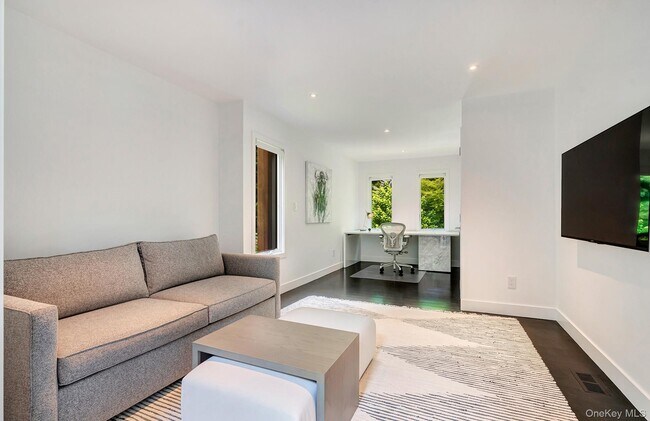 Building Photo - 8 Fox Glove Rd