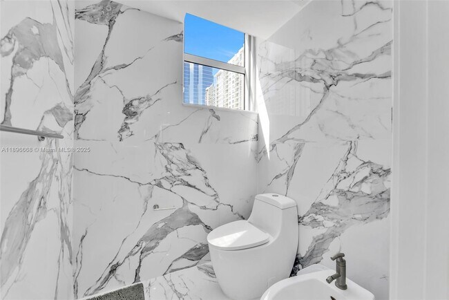 Building Photo - 1331 Brickell Bay Dr