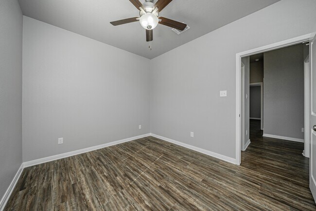 Building Photo - 536 Fallbrook Dr