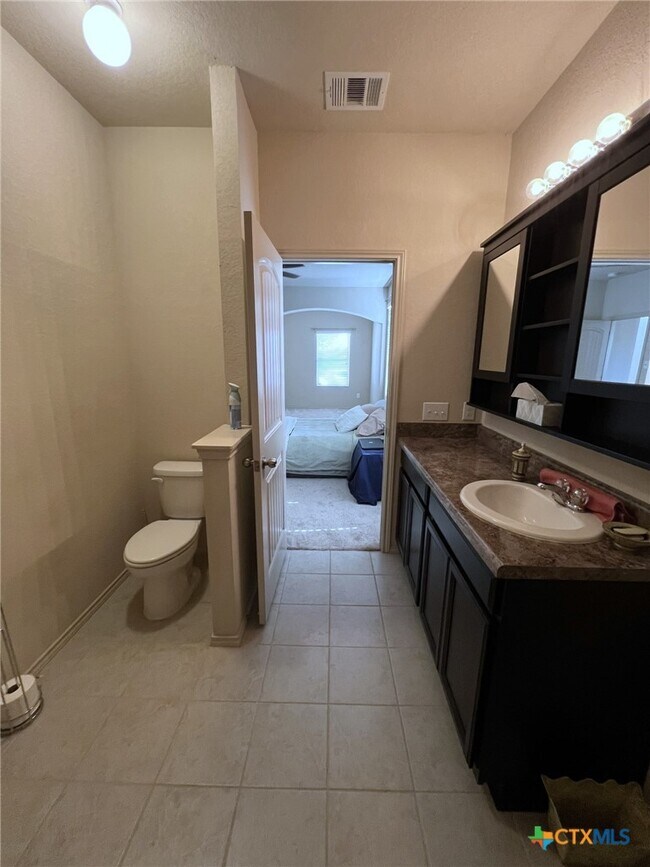 Building Photo - 1057 Clarkston Dr