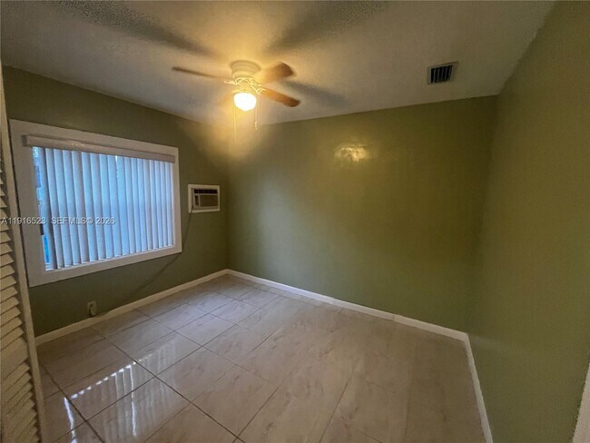 Building Photo - 11108 Peachtree Dr