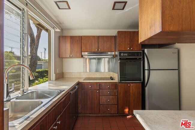 Building Photo - 4173 Del Mar Ave
