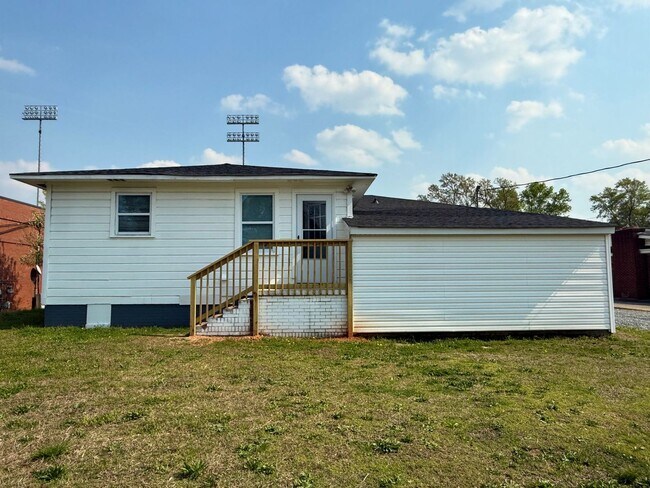 Building Photo - Fully Renovated 3-Bedroom, 1 Bathroom Home