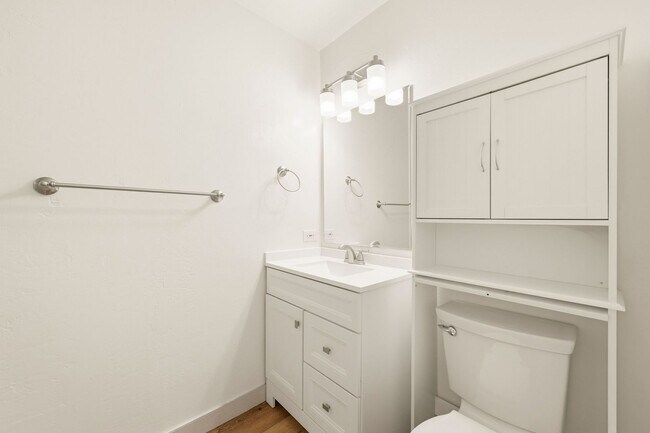 Building Photo - Remodeled 3bd/2.5bath steps from beaches, Racetrack, and Cedros Design district