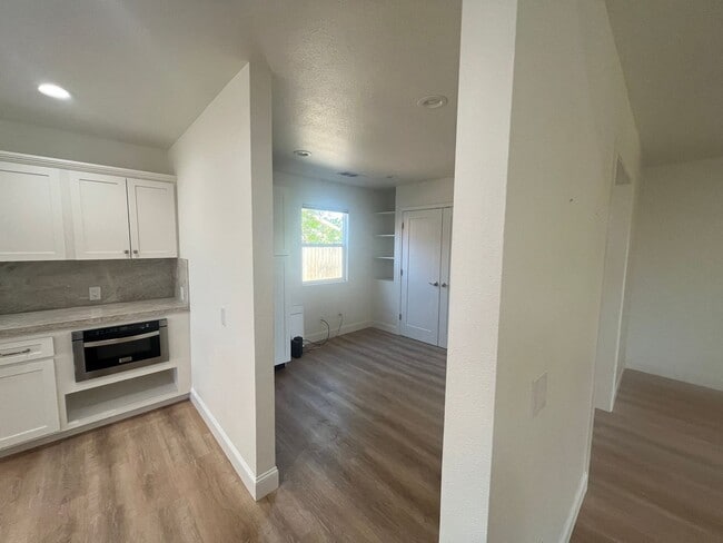 Building Photo - Beautiful Updated West Redding Home!