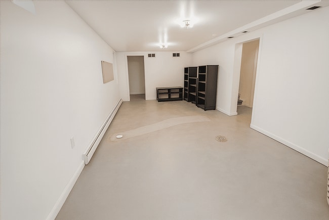 Building Photo - 208 S Hayford Ave