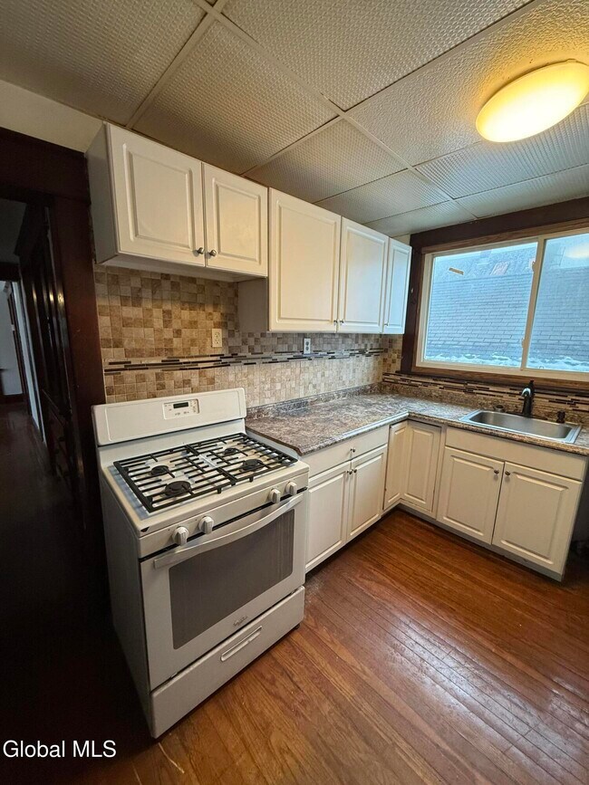 Building Photo - 23 Hampton St