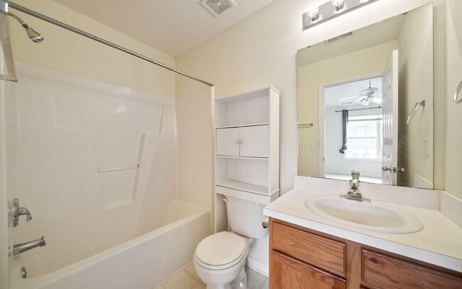 Building Photo - Bright and sunny 2 bed/2.5 bath townhome in great Durham location!